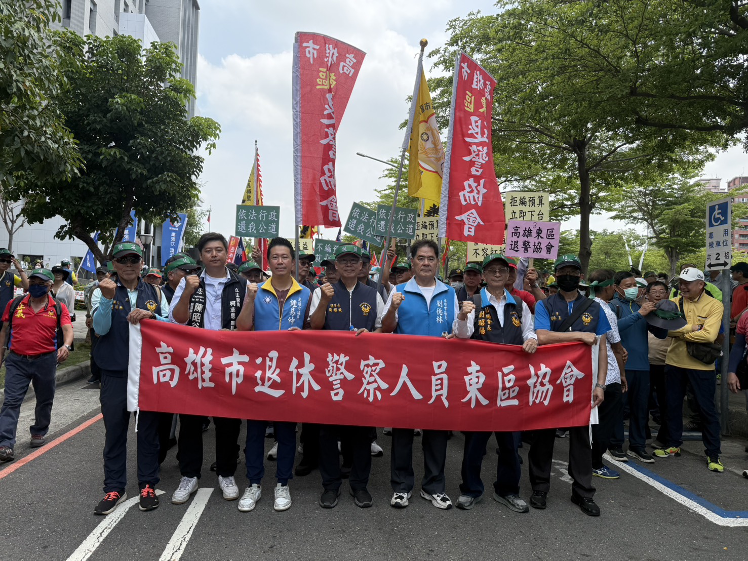 鍾易仲挺退休警消，砲轟綠營：不還錢就下臺