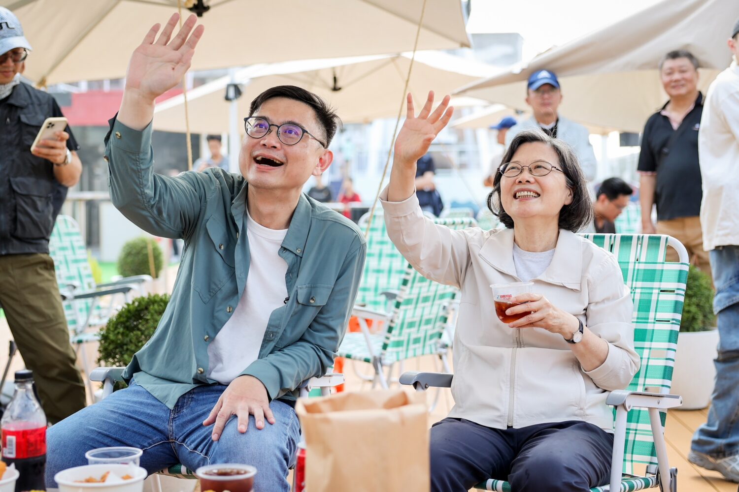 賴瑞隆領路 陪同蔡英文朝聖全台歷史最悠久頂樓樂園 搭空中小火車開心飯撒 與民眾同樂