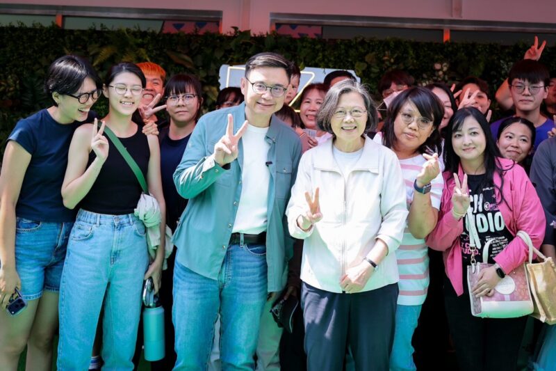 賴瑞隆領路 陪同蔡英文朝聖全台歷史最悠久頂樓樂園 搭空中小火車開心飯撒 與民眾同樂