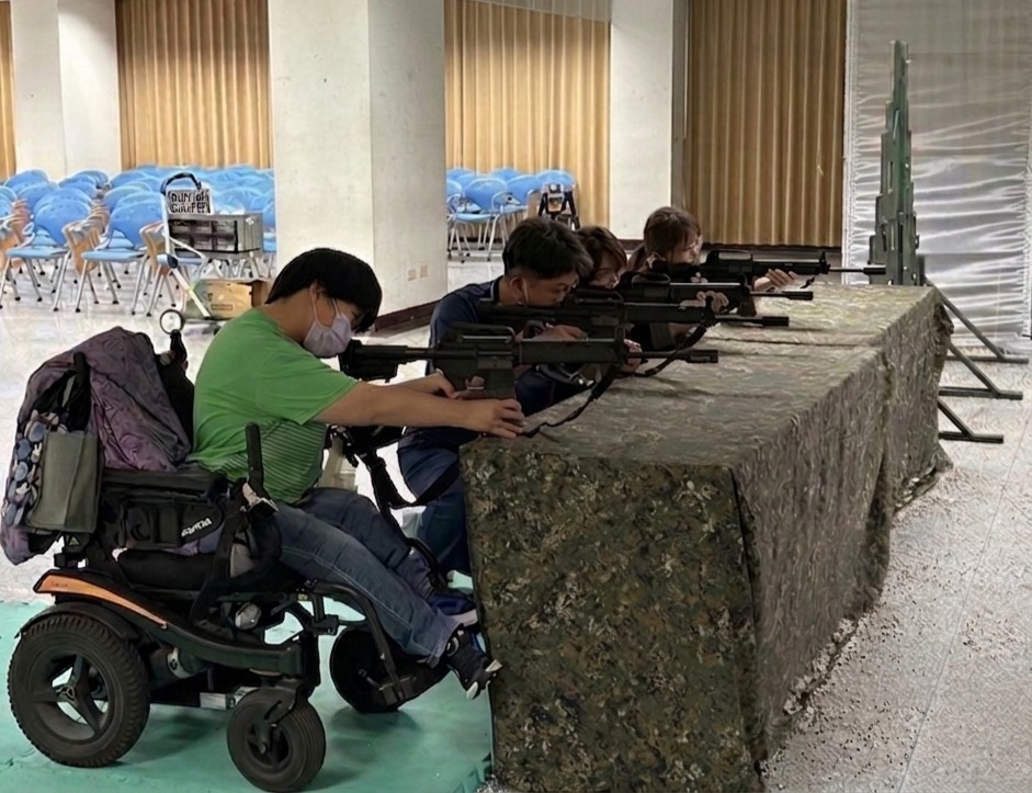 守護無毒校園 高餐大空氣槍射擊競速 師生變身神射手