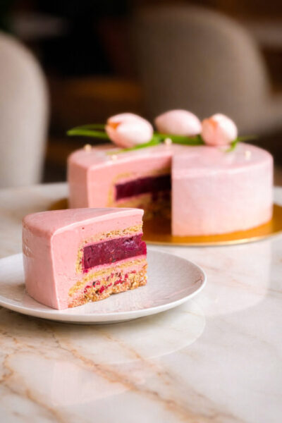 ▲THE AMNIS然一酒店母親節限定「玫瑰荔枝蛋糕」，以玫瑰花香結合荔枝果韻。（圖/THE AMNIS然一酒店提供）