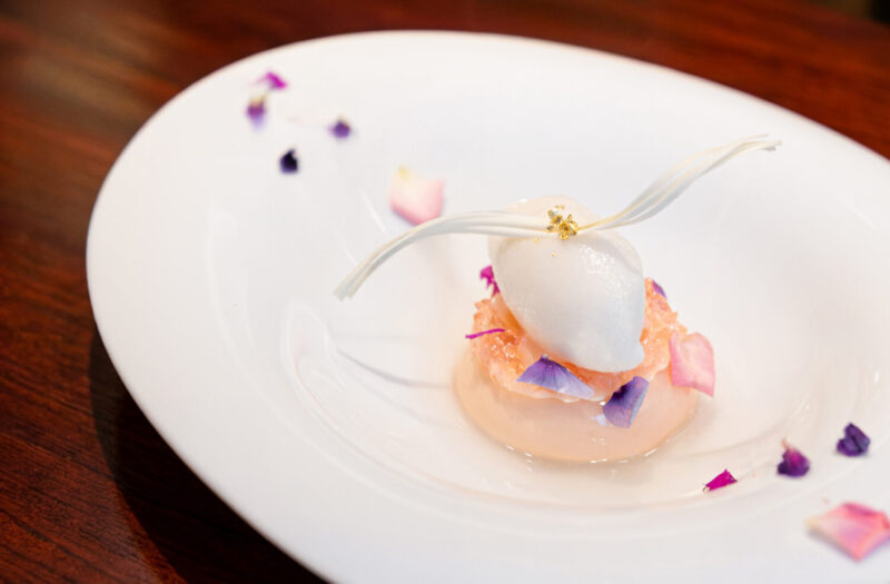 ▲Ukai-tei Kaohsiung於58至510推出三日限定甜點「花影・荔語」。（圖/THE AMNIS然一酒店提供）