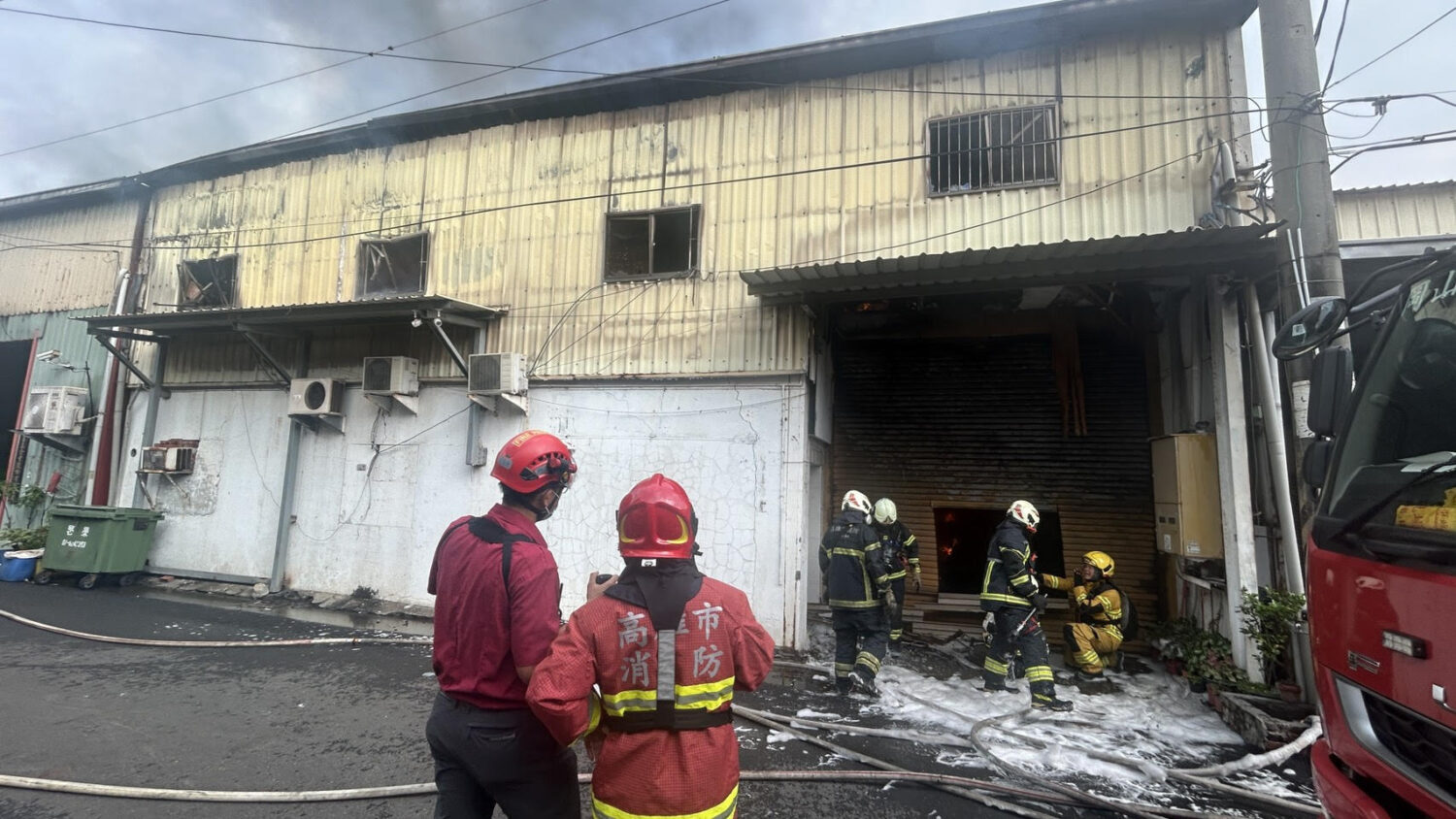 岡山螺絲工廠火警、消防人員奮勇搶救