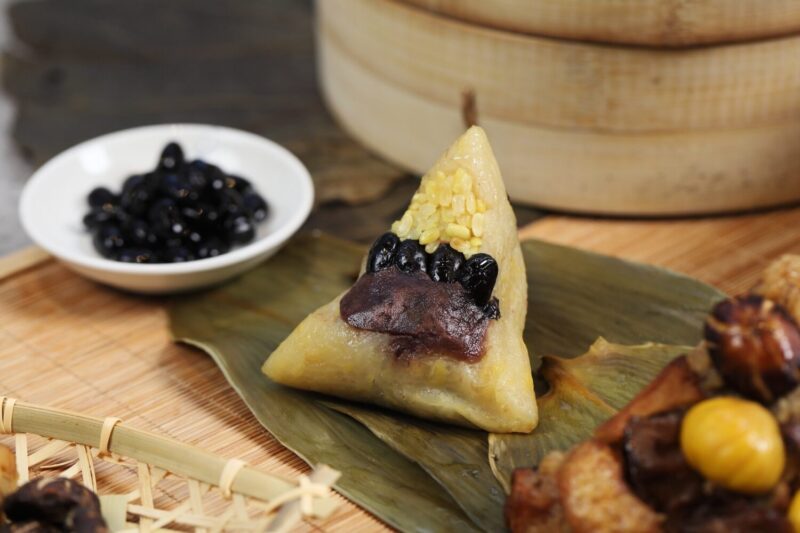 ▲「紅綠黑豆椰香粽」融合多種豆類與椰香，口感鬆軟細緻，甜而不膩。（圖/高雄萬豪酒店提供）