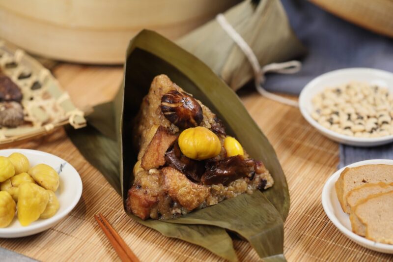 ▲「紅麴薑麻油素粽」以紅麴與老薑、麻油慢火拌炒，散發溫潤辛香，口感濕潤不膩，尾韻帶有淡雅米香。（圖/高雄萬豪酒店提供）