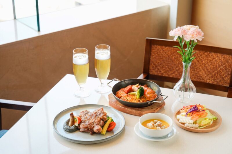 ▲Cozzi THE Roof於5月9日至5月10日提供西式半自助式套餐，每位720元起，中式桌菜每桌13,800元起。（圖/和逸飯店高雄中山館提供）