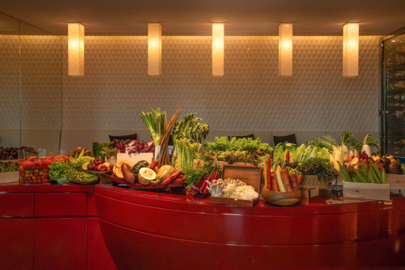 ▲以當季食材鋪陳的風味舞台，展現UKAI對食材本質的尊重與詮釋，勾勒出一場回歸純粹的料。（圖/THE AMNIS然一酒店提供）