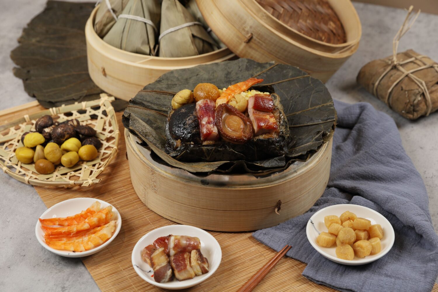 ▲深受饕客喜愛的「鮑魚干貝裹蒸粽」經長時間蒸煮後釋放濃郁海味與米香，口感紮實飽滿、鹹香醇厚。（圖/高雄萬豪酒店提供）