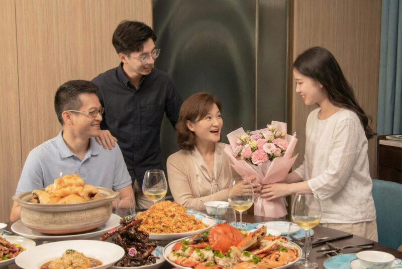 ▲湛露中餐廳 母親節主打 紅蟳醬皇海鮮粉絲煲 與 順德頭菜古法蒸七星斑 等佳餚。凡攜母親，現場贈送母親節花束乙束。（圖/高雄洲際酒店提供）