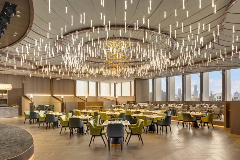 ▲皇豪中餐廳於5月2日至10日推出限定十人桌宴，層層堆疊出豐盛粵菜滋味，每桌23,800元起。（圖/高雄萬豪酒店提供）