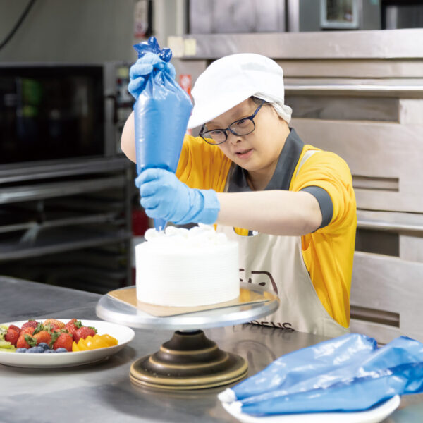 ▲憨兒正在庇護工場努力工作，從備料、烘焙到裝飾，每一道工序都不馬虎。（圖/喜憨兒基金會提供）