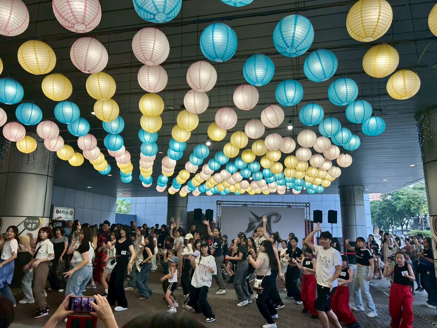 ▲韓流舞蹈派對登場！一起盡情熱舞，綻放屬於你的舞台魅力吧。（圖/新光三越高雄左營店提供）