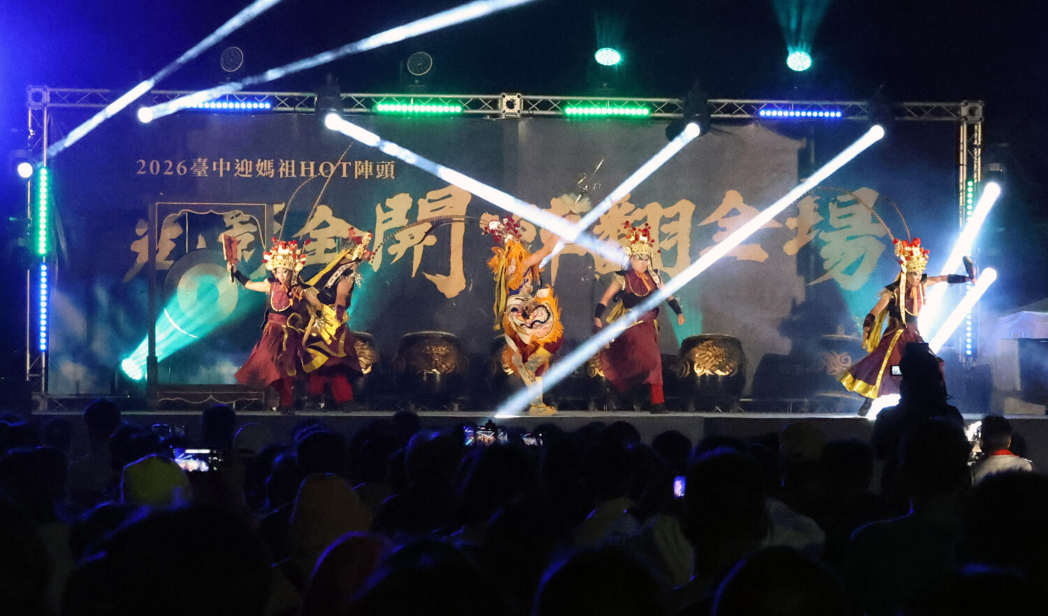 台中迎媽祖HOT陣頭震撼登場　光影火舞嗨翻港區藝術中心