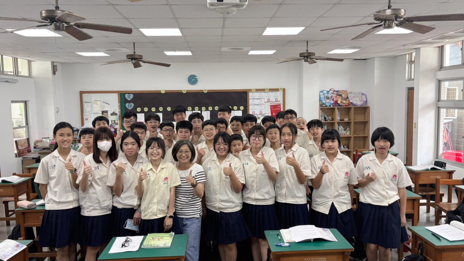▲佛光山普門中學國一仁班班導胡馨方老師(左五),帶領學生響應《三十而光|目。(圖/普門中學提供)