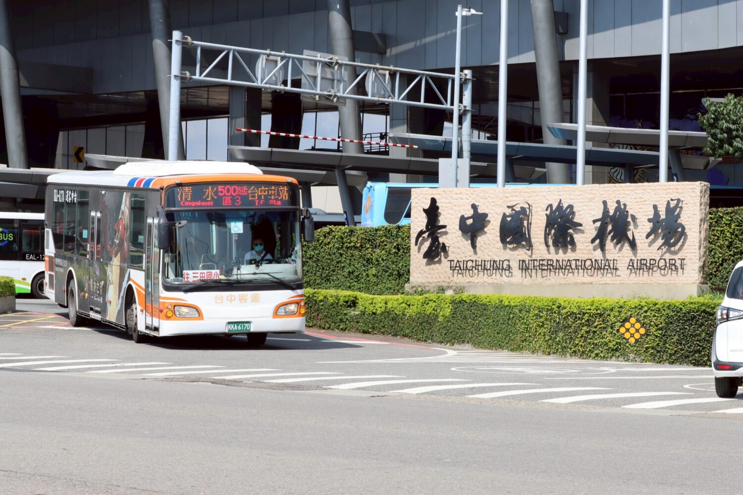 暖心背負身體不適乘客就醫　台中公車駕駛善舉感動全車乘客