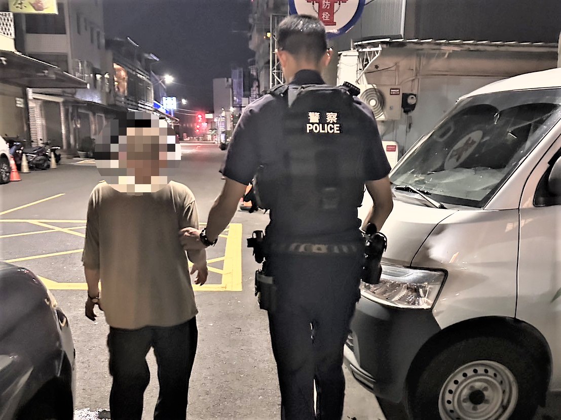 腳疾發作無法騎車　北鎮警協助護送返家