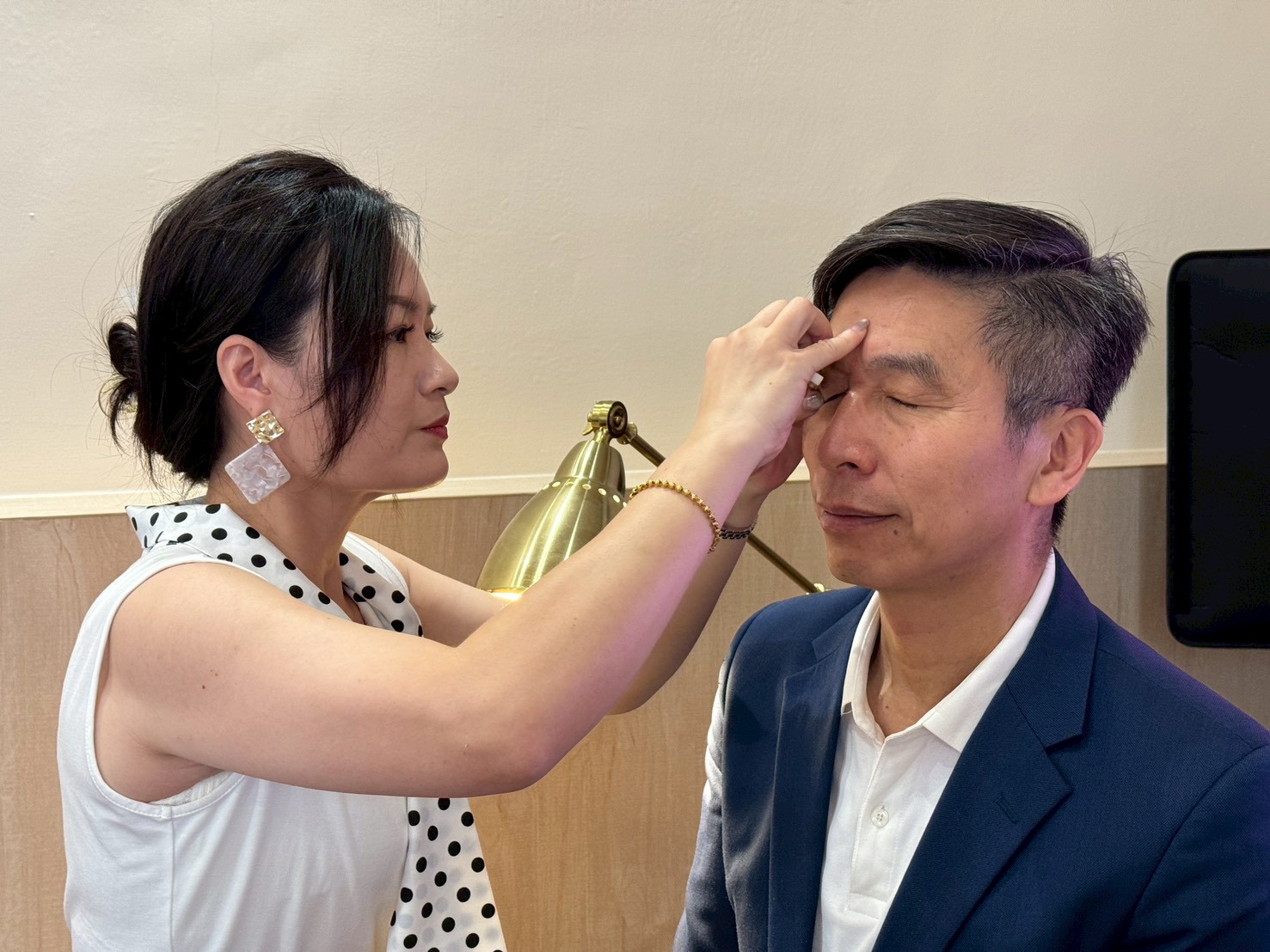 鍾佳濱服務處舉辦公益修眉 挺女性「從造咖到街頭」散發自信美