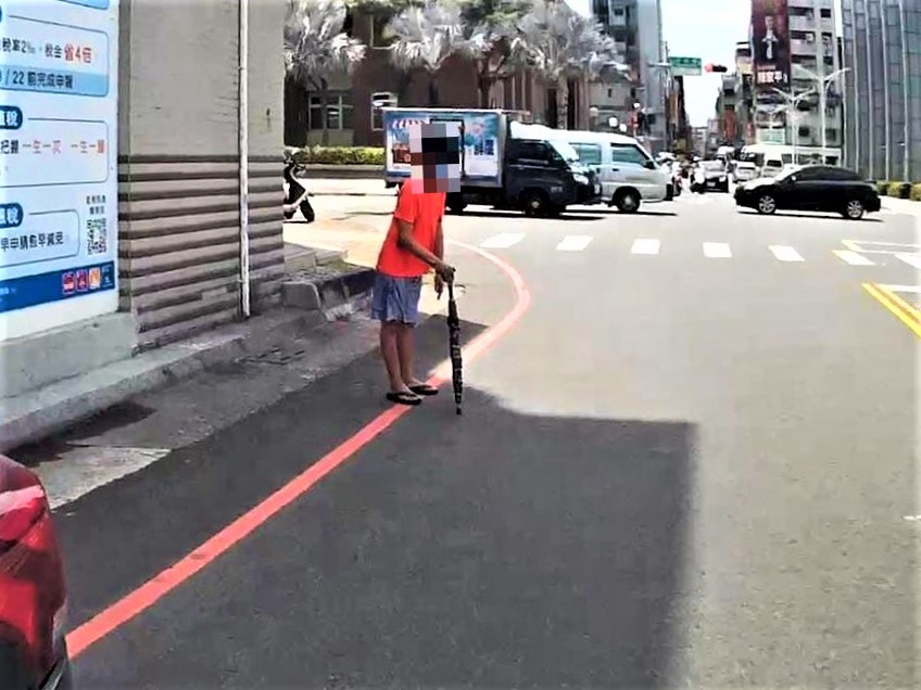 迷途翁站路中　公園警憑定位鑰匙圈助返家