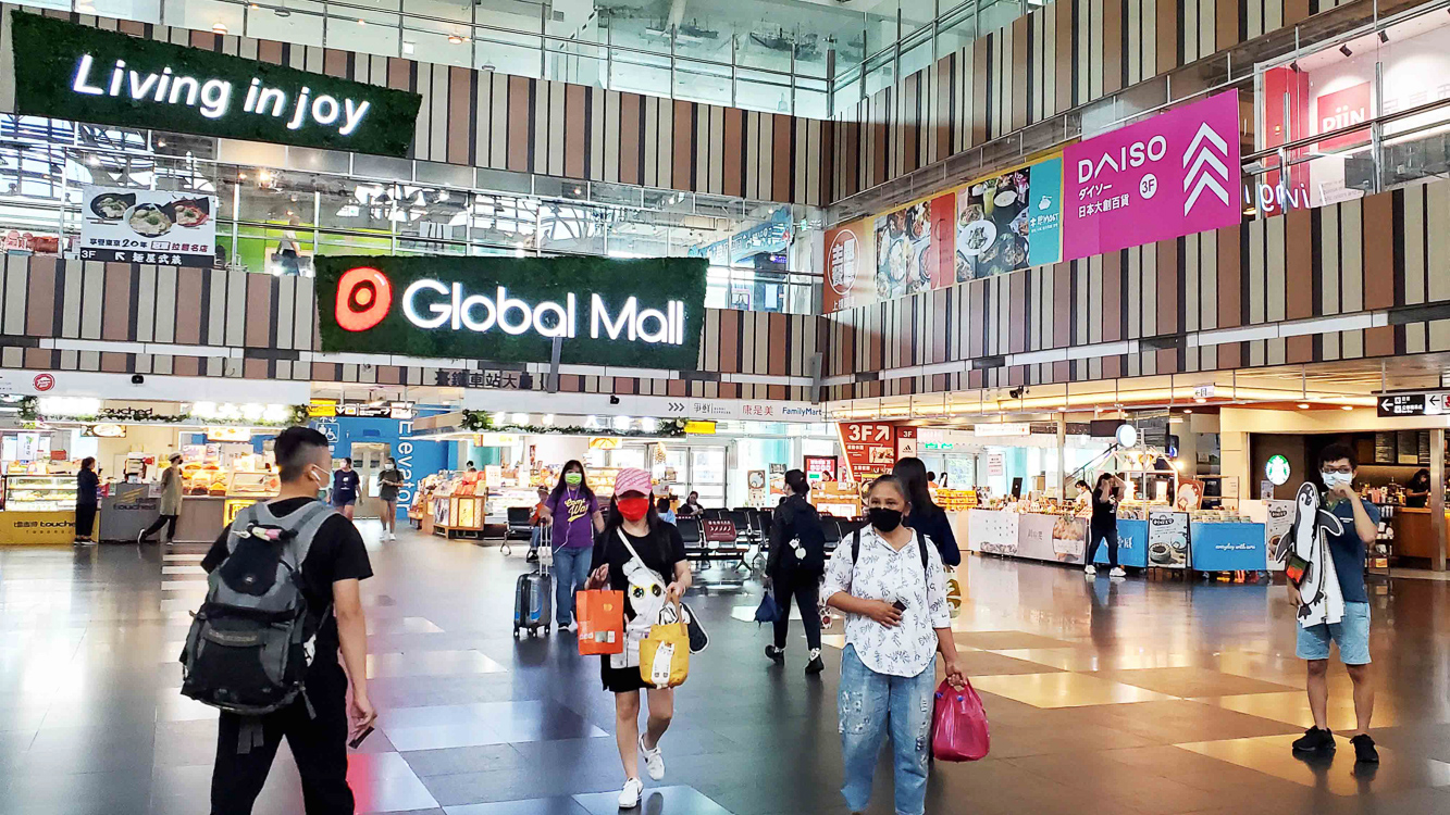▲GlobalMall新左營車站參與台鐵便當節，買便當送樂天球星或樂天女孩小卡一張。（圖/Global Mall新左營車站提供）