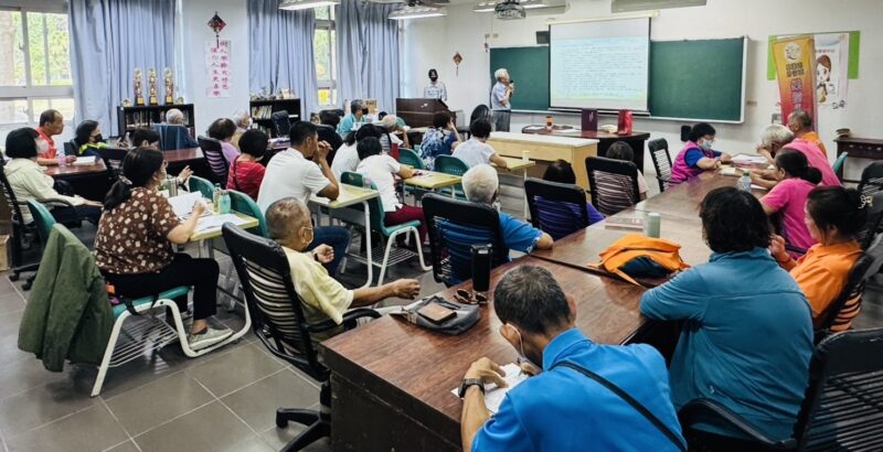 樹人醫專樂齡學習中心開跑 歡唱互動，活力滿滿 陳金雄教授與學員相見歡!
