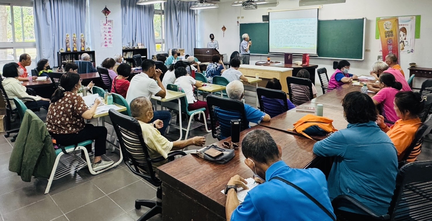 樹人醫專樂齡學習中心開跑 歡唱互動，活力滿滿 陳金雄教授與學員相見歡!