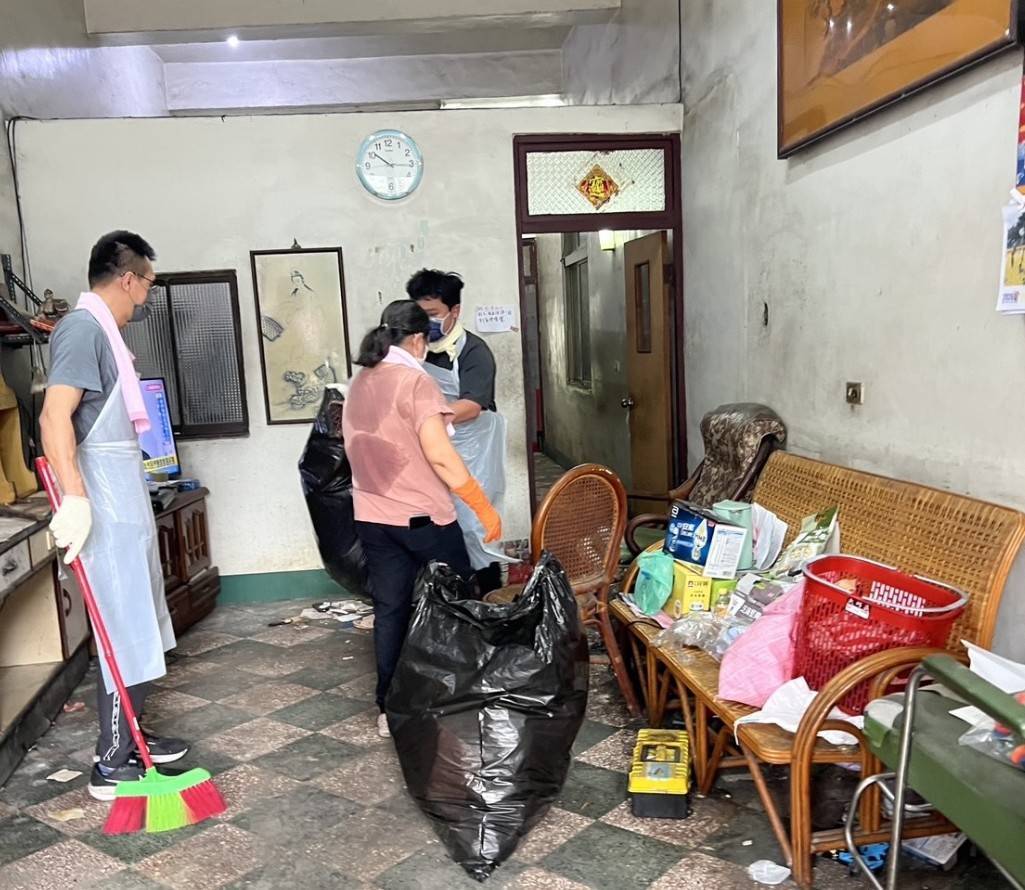 輔英科大聯合公益團體扶助弱勢三失家庭 師生校友協力清整家園重啟生活希望