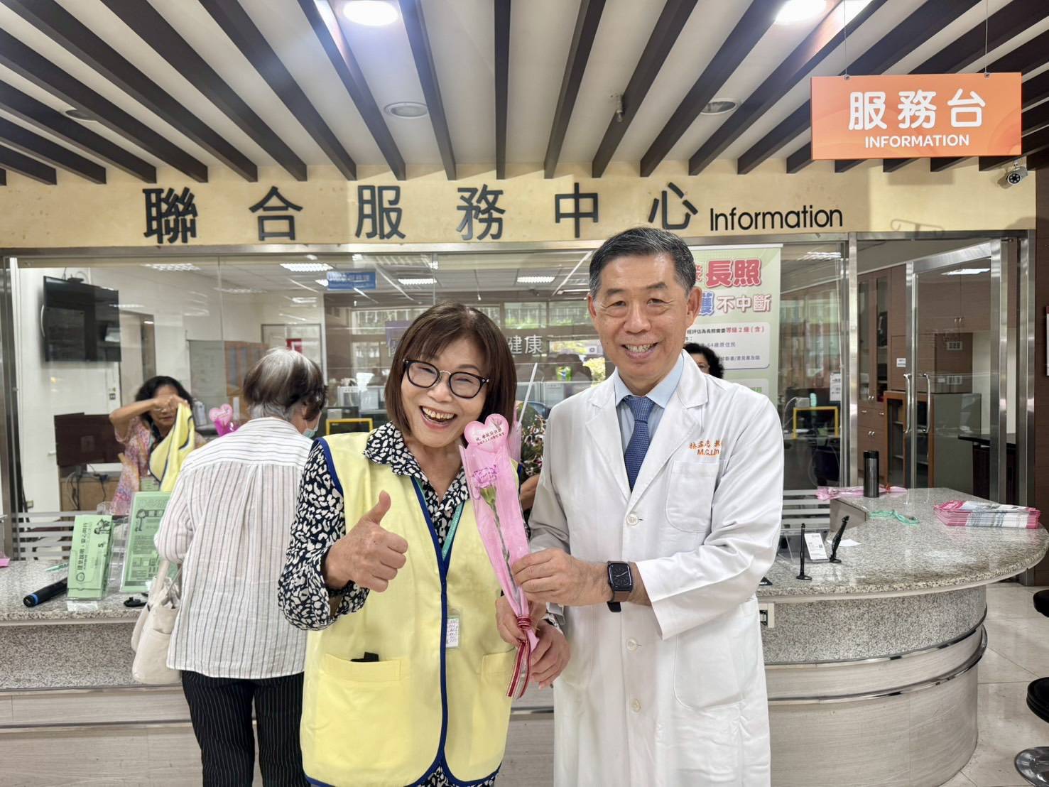 溫馨五月・感恩有您 大同醫院致贈康乃馨與祝福