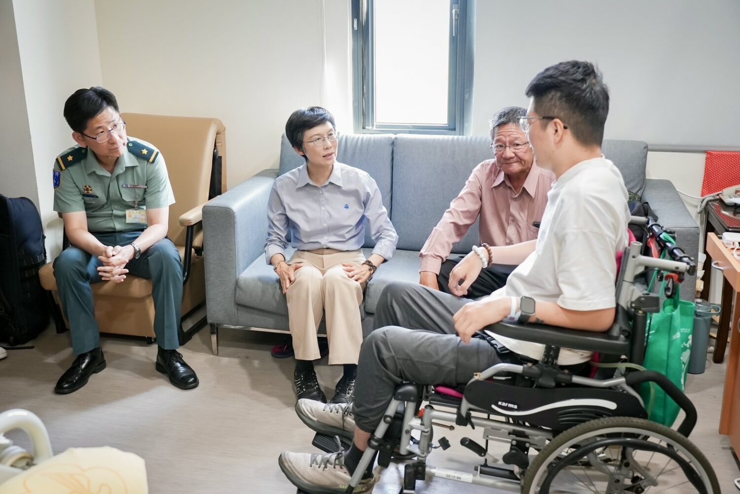林岱樺二度探視因公重傷官兵 成功爭取專案醫療與撫卹金到位