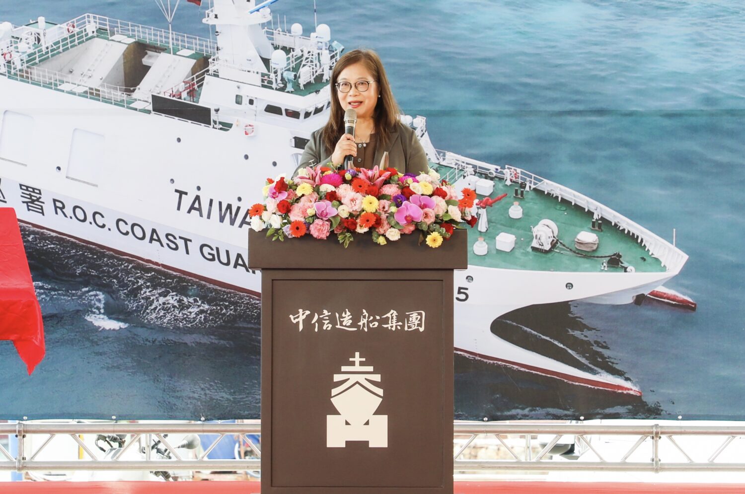 海委會管碧玲主委主持海巡「東港艦」命名下水典禮