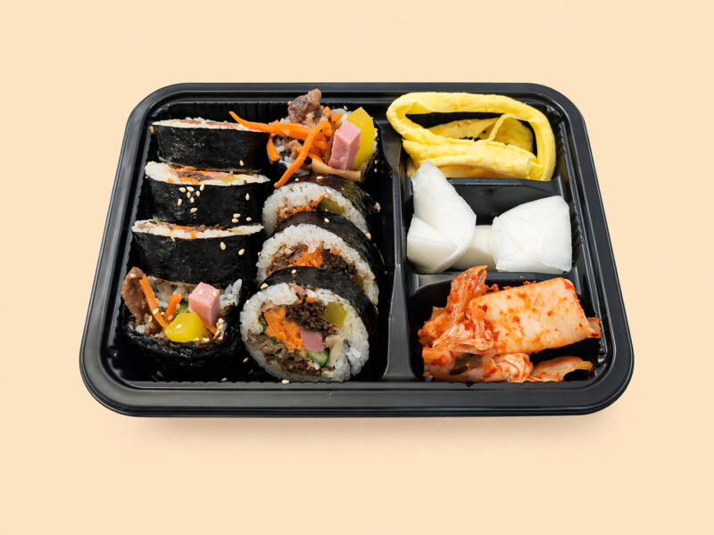 ▲GlobalMall新左營車站參與台鐵便當節，家常飯朴老師便當推薦價180元。（圖/Global Mall新左營車站提供）