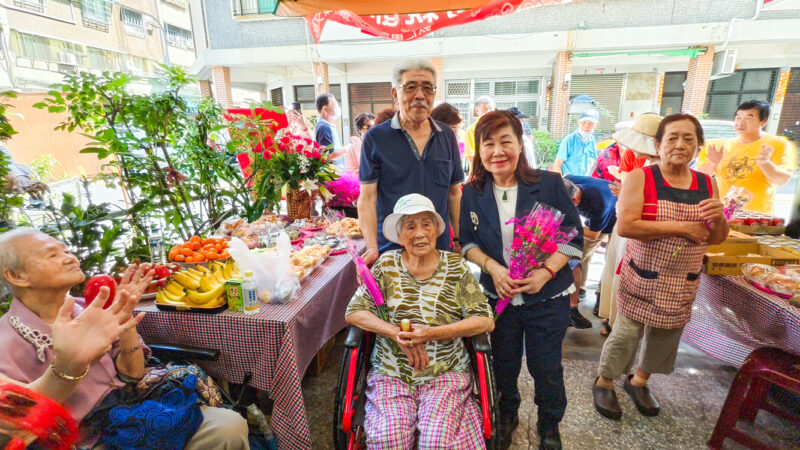 ▲百歲人瑞鍾曾玉柑接過高陳文玲給她康乃馨，臉上露出溫暖笑容。（圖／記者張忠義資料照）