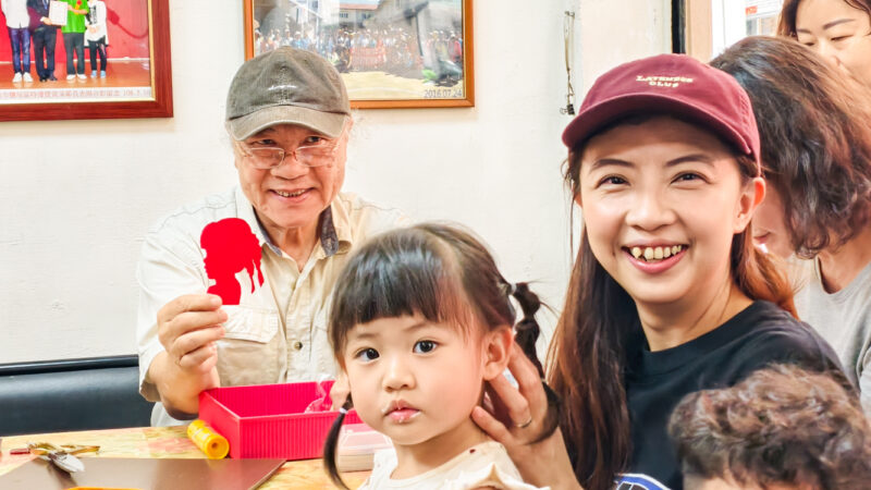 ▲剪影藝術家李明龍，透過眼力剪出母親歲月的痕跡，將記憶凝結於藝術之中，留下動人且珍貴的瞬間。（圖/記者張忠義攝）