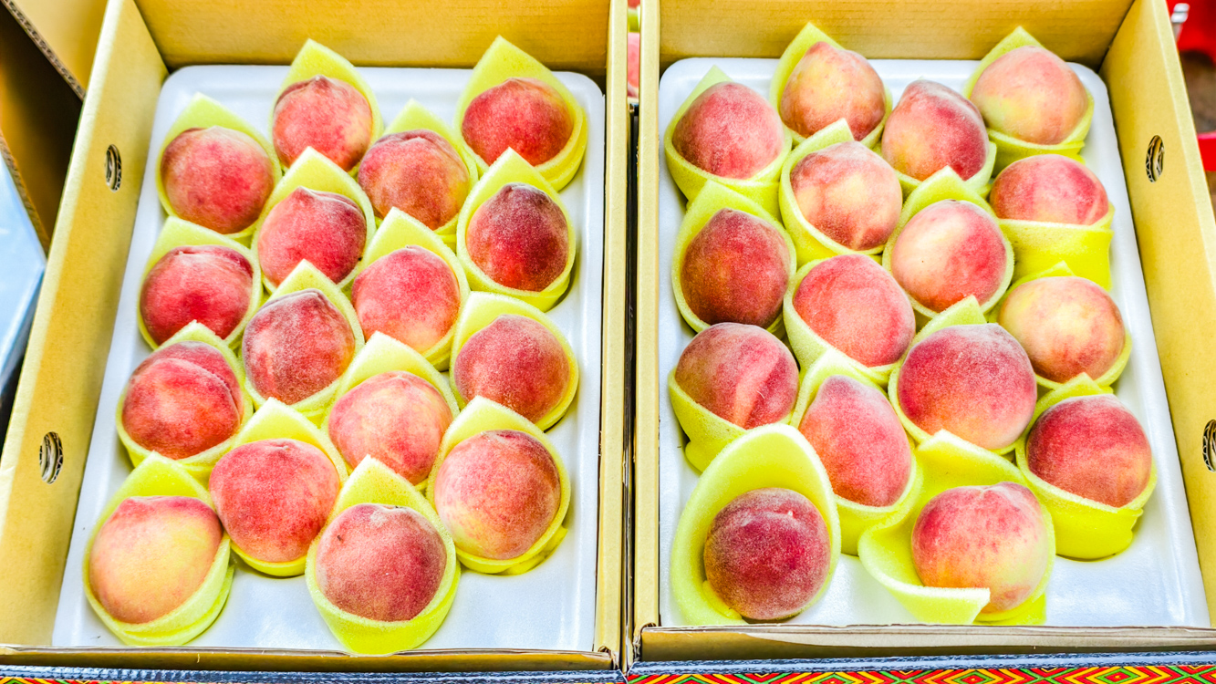 ▲高雄前鎮區鎮東里里辦公處明天義賣那瑪夏水蜜桃與農特產品，歡迎民眾把握機會前往採購。（圖/記者張忠義攝）