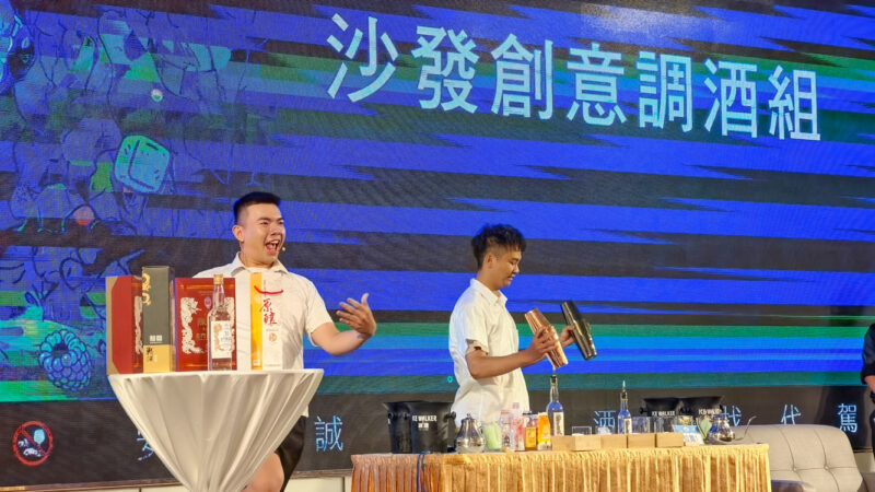 ▲沙發創意調酒賽讓學生在幽默詼諧的表演中，自行發揮調酒的創意比賽。（圖/記者張忠義攝）