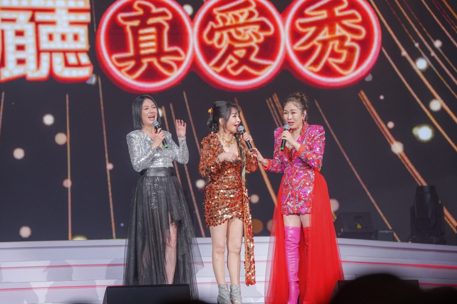 藍寶石演唱會五週年聚焦文化傳承 首日嬌點！張秀卿、王彩樺笑組女團「WC」火辣現身  苗可麗亂入掀「女王」爭霸戰