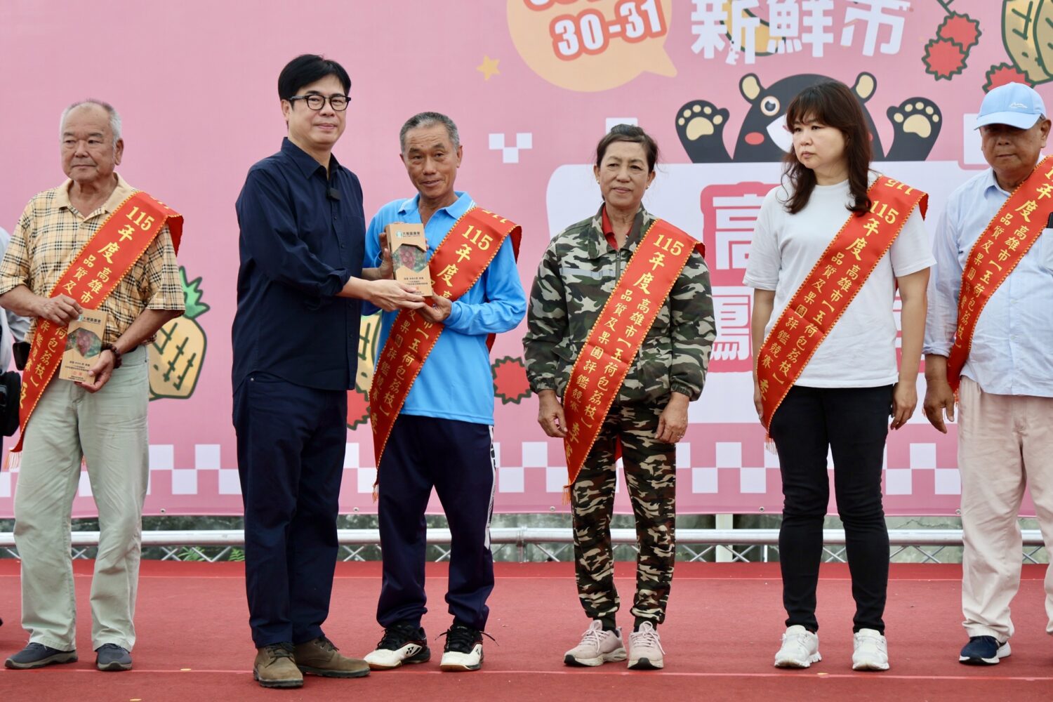 高雄鳳荔季美味登場 陳其邁大力推薦香甜飽滿玉荷包、甜美多汁金鑽鳳梨