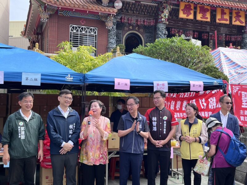 苓雅區公所聯合高雄港口慈濟宮、高雄關帝廟及臺灣電力公司，發放物資給弱勢單親