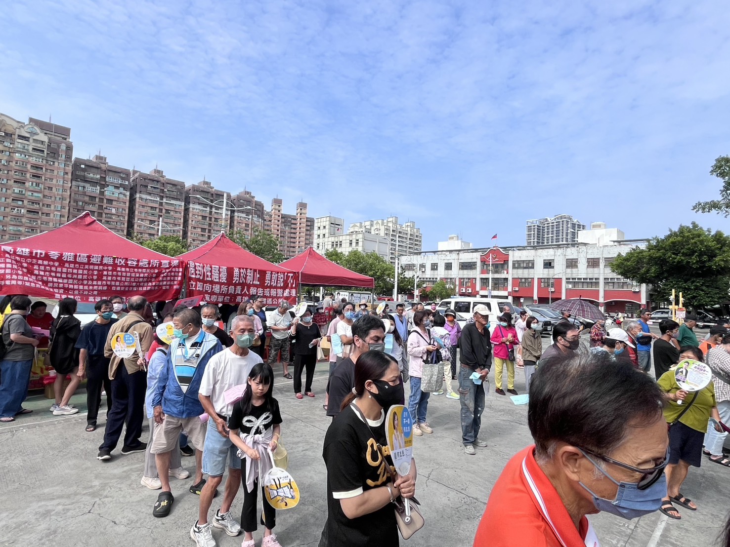 苓雅區公所聯合高雄港口慈濟宮、高雄關帝廟及臺灣電力公司，發放物資給弱勢單親