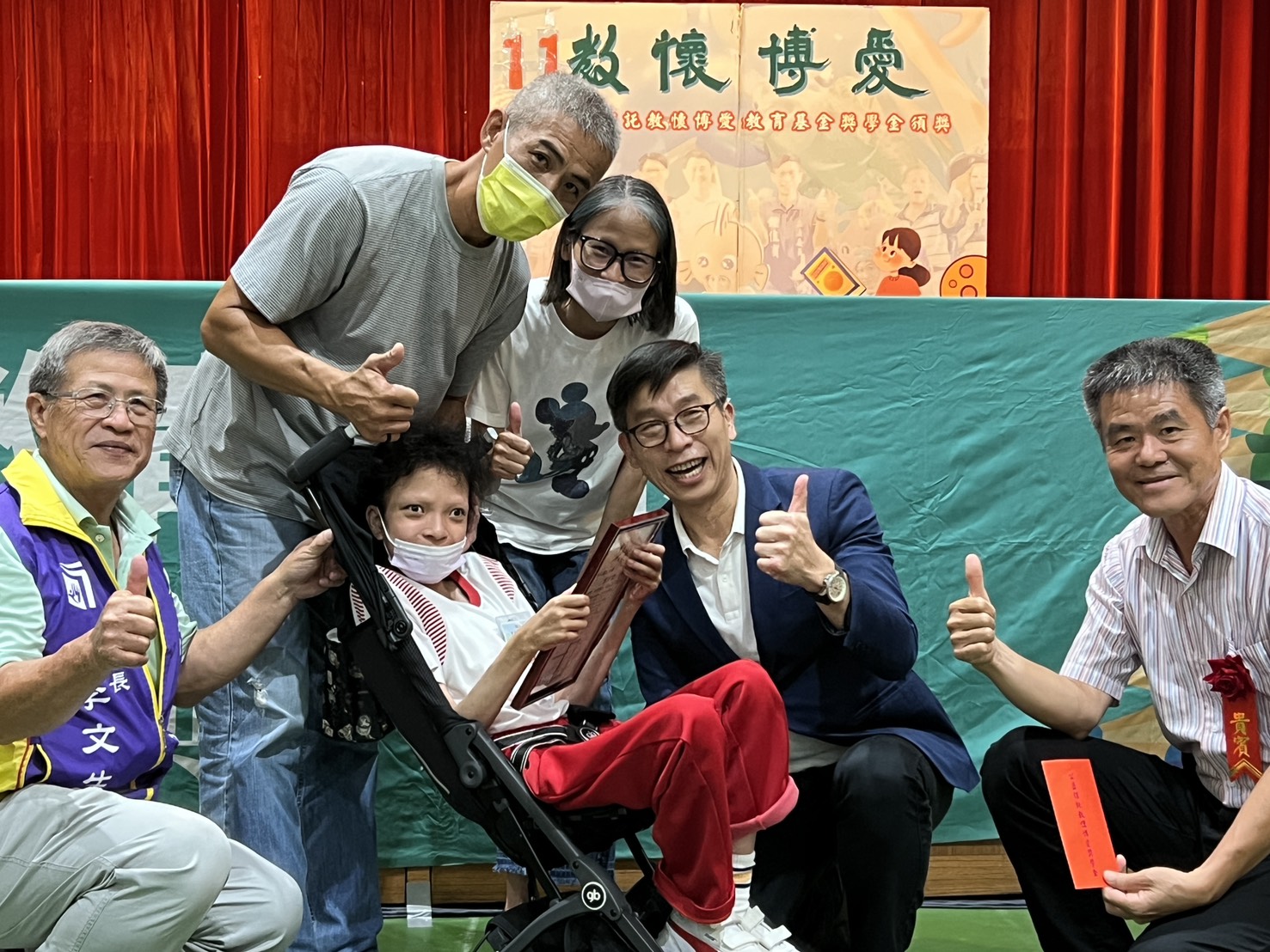 鍾佳濱捐選舉補助款為屏東孩子種下希望的青苗，發行特刊隆重頒獎