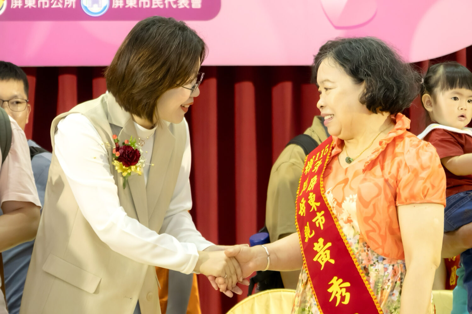 屏東市模範母親齊聚，周佳琪市長親自頒獎肯定母愛偉大