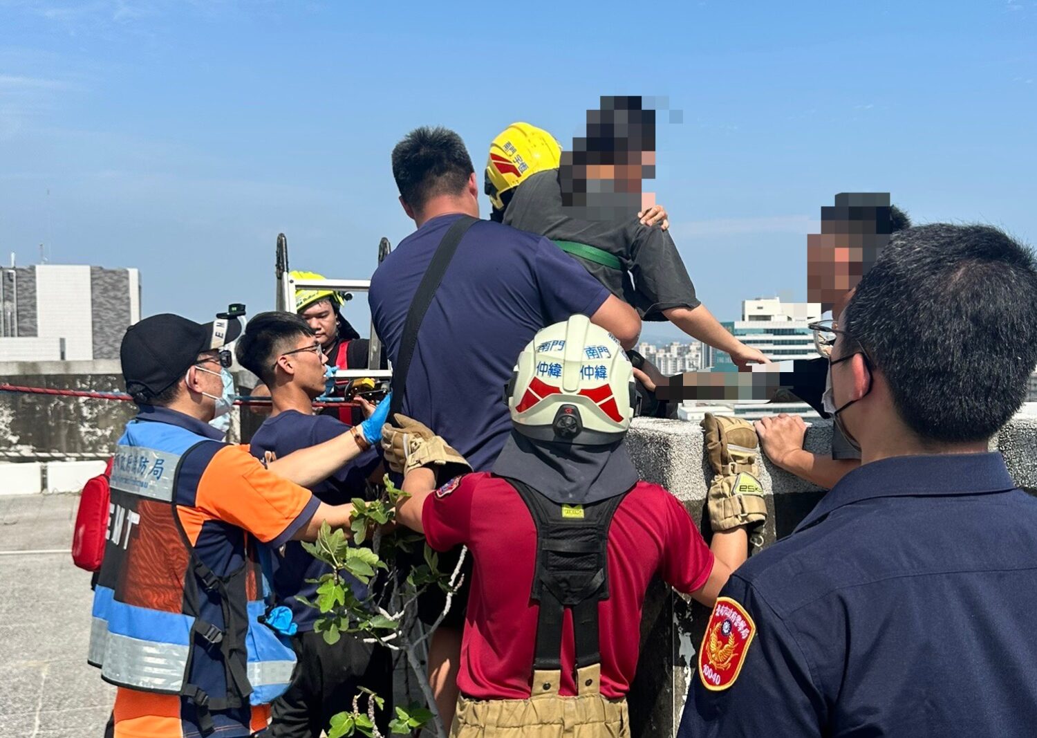 烈日下與死神拔河2小時 永康警消跨單位協作救回天台女子