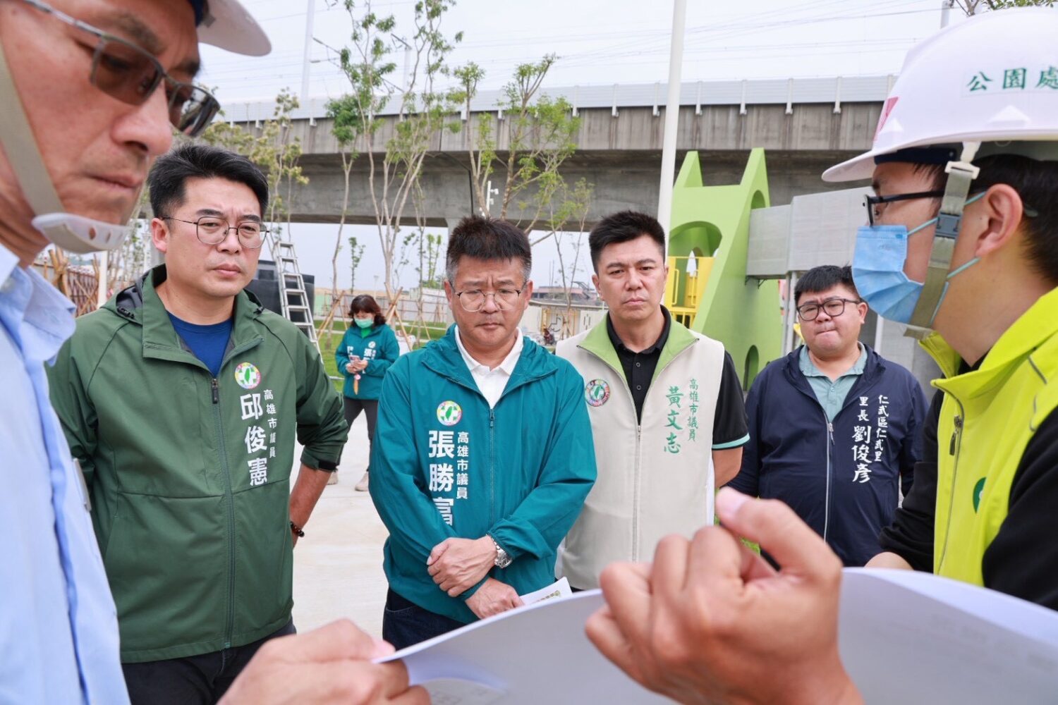三位議員聯合會勘仁武高鐵橋下特色公園 建議邀請孩童先行壓力測試，要求補強周遭停車安全環境