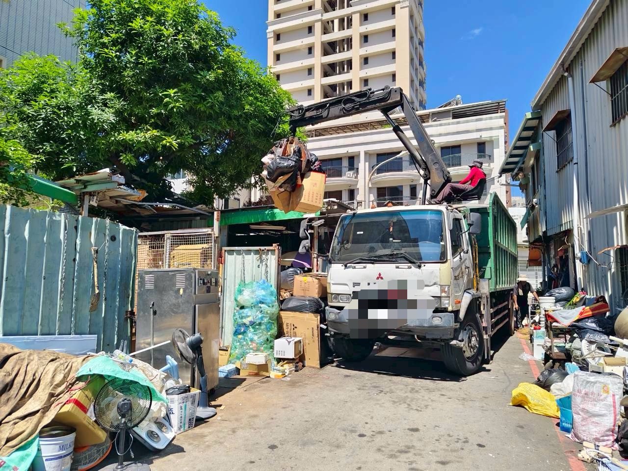前鎮洪仁資收廠長期髒亂孳生病媒蚊　高市衛生局今令限改籲地主土銀善盡管理之責
