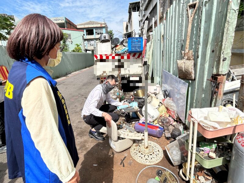 前鎮洪仁資收廠長期髒亂孳生病媒蚊　高市衛生局今令限改籲地主土銀善盡管理之責
