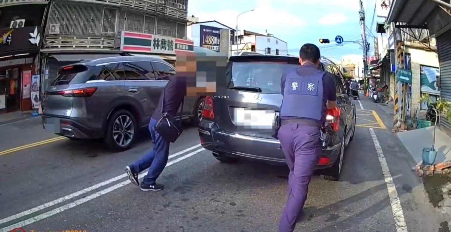 自小客車流中拋錨 梓官警即刻救援構築街頭「最美風景」