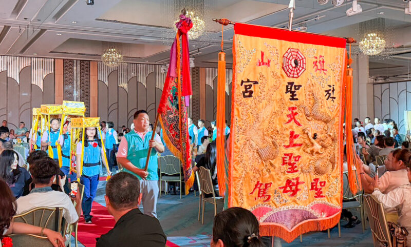 ▲高雄旗山旗聖宮今晚在漢神巨蛋宴會廳舉辦「公益壽宴」，邀請媽祖與民眾同樂，向全天下母親致敬，也透過實際行動關懷弱勢與特殊家庭。（圖/旗聖宮提供）
