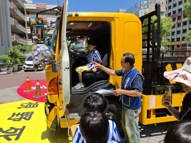 高雄市區監理所守護學童安全　大型車視野死角及內輪差體驗