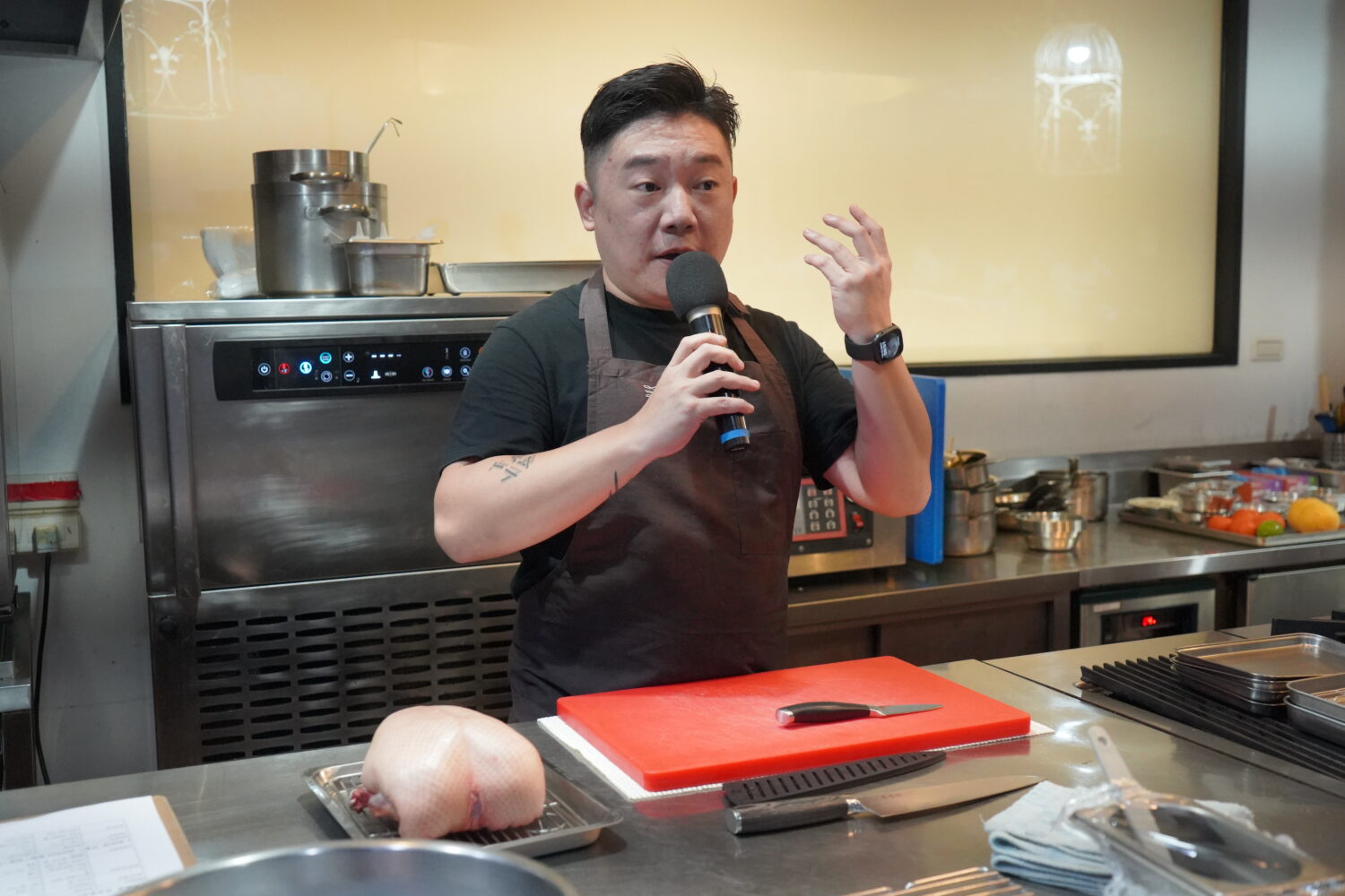 高餐大「系列名廚蒞校」再掀熱潮　Marc L³公開當代料理核心技藝 同時熱烈鼓掌歡迎