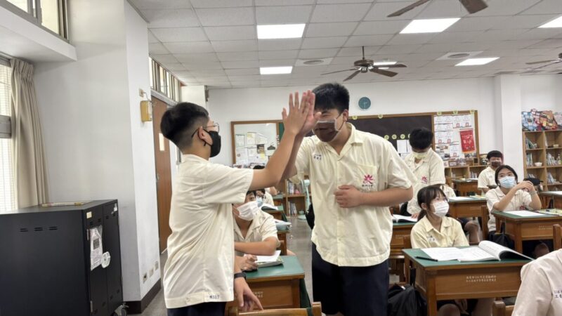 ▲「Give me five！」學生以趣味互動實踐「給人信心、給人歡喜、給人希望、給人方便等四給。（圖/普門中學提供）