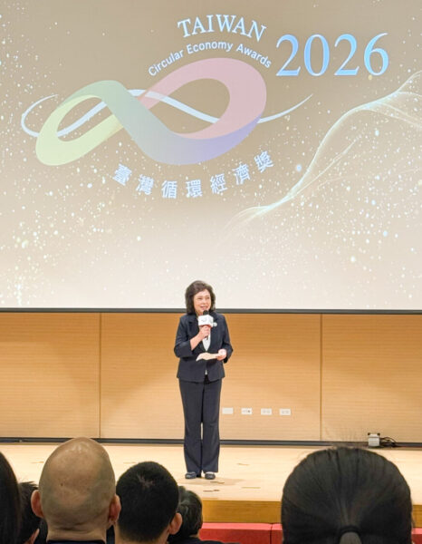 ▲豐群水產江惠頌協理於頒獎典禮中致詞，分享公司推動漁業永續、供應鏈責任管理及社會共好的實踐經驗。（圖/豐群水產提供）